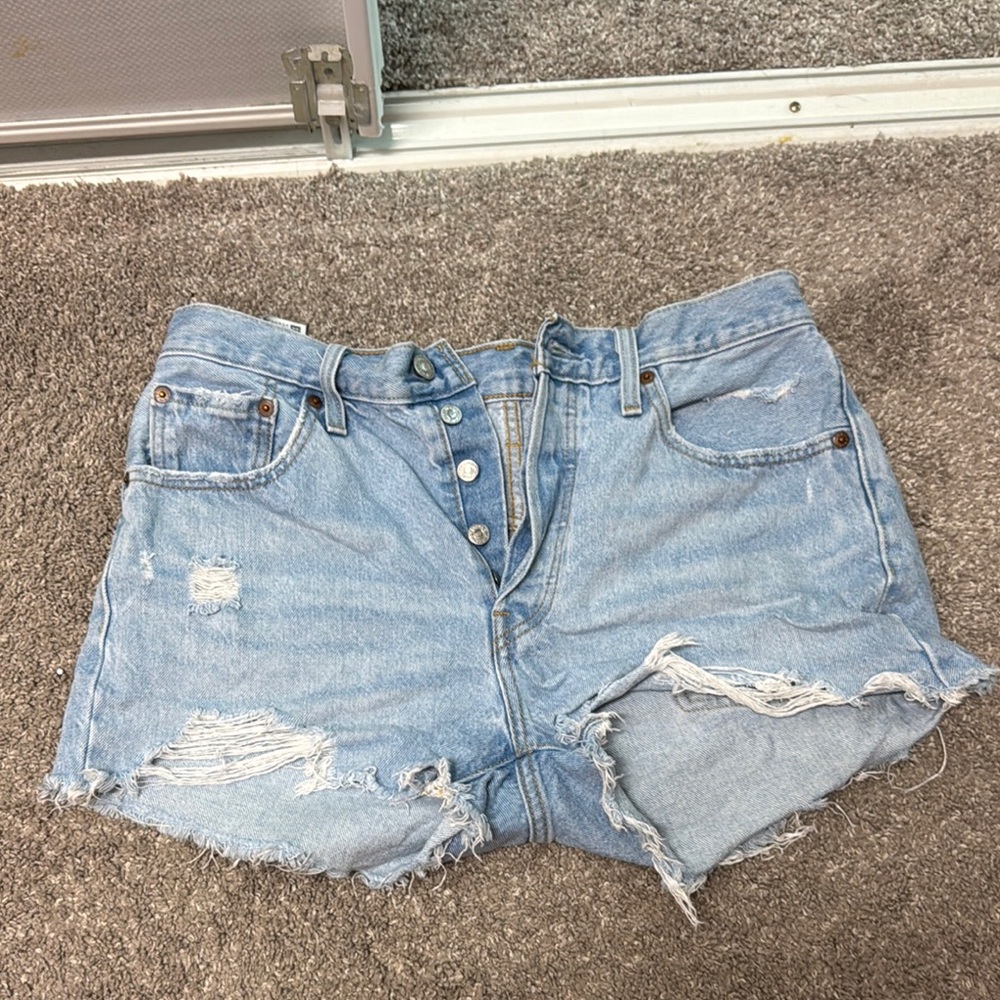 Levi’s button up shorts. Women’s size 29 (US 8). NWOT